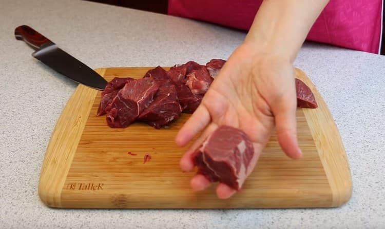 Keittämällä lihan täyte pannukakkuja varten, aloitamme leikkaamalla liha.