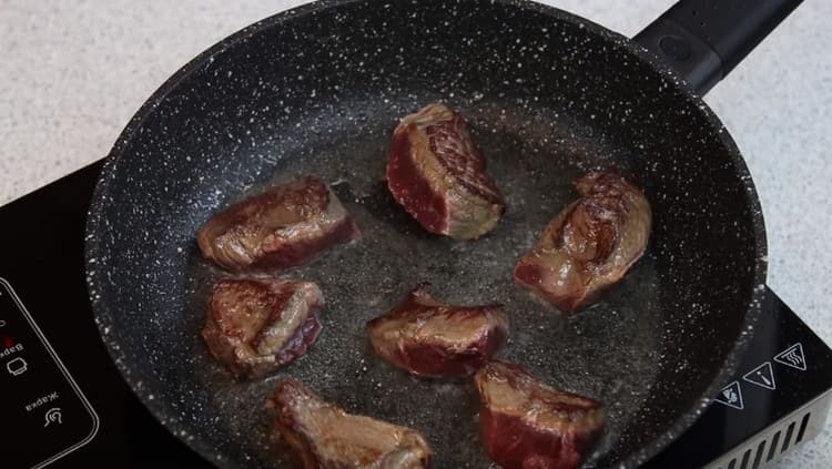 Първо месото трябва да се запържи в тиган до златисто кафяво.
