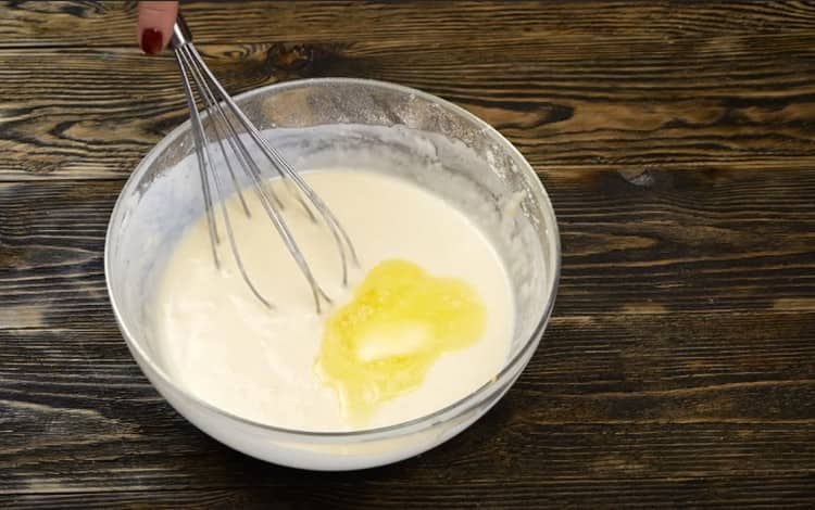 Fügen Sie geschmolzene Butter dem Teig hinzu.