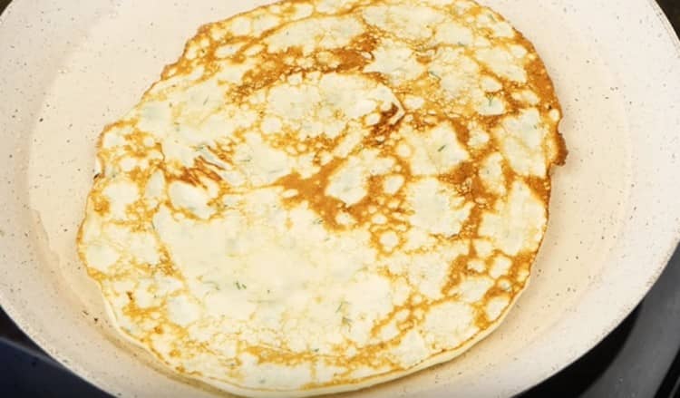 I pancakes con formaggio e aglio sono piuttosto spessi.