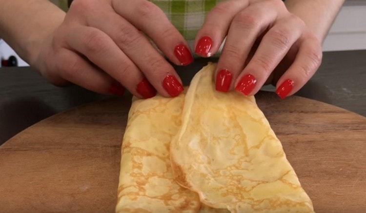 Nella nostra ricetta con una foto, puoi passo passo vedere come avvolgere correttamente i pancake con la ricotta.