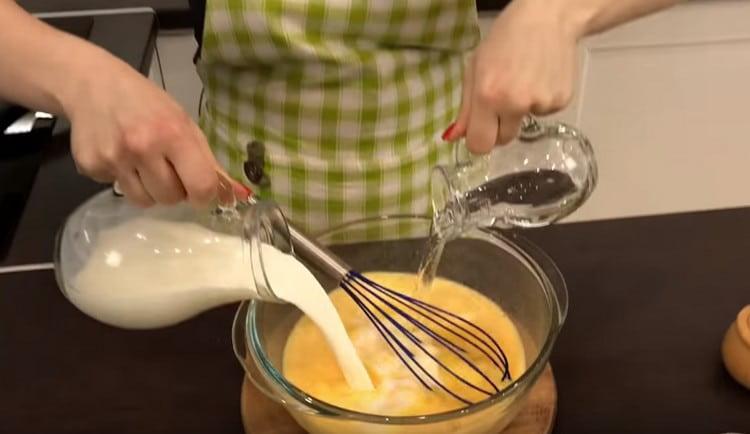 Палачинките с извара ще бъдат по-вкусни, ако тестото се сготви в мляко.