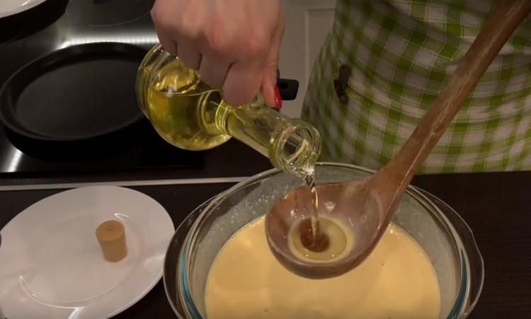 A palacsinta sütése előtt adjunk hozzá növényi olajat a tésztához és keverjük össze.
