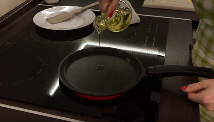 Versiamo un po 'di olio vegetale nella padella e lo strofiniamo con un tovagliolo.