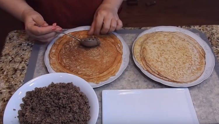 Scopri come avvolgere correttamente i pancake tritati.