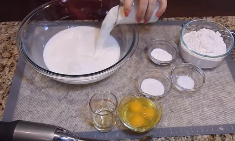 Um dünne Pfannkuchen in Hackfleisch zuzubereiten, die nicht zerrissen werden, machen wir einen Teig aus Milch und Kefir.