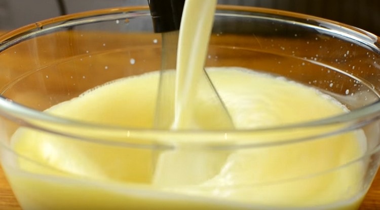Aggiungi il latte e la farina alla massa di uova, sbatti.