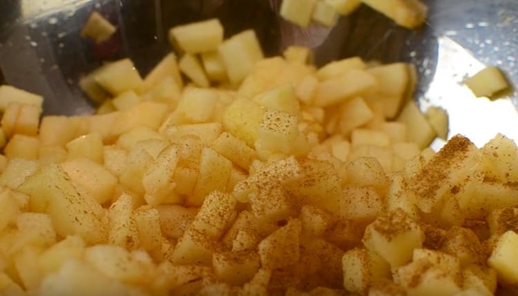 Пригответе ябълков пълнеж за палачинки със захар и канела.