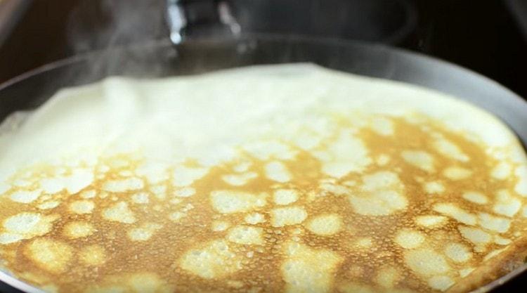 Friggere i pancakes su entrambi i lati.