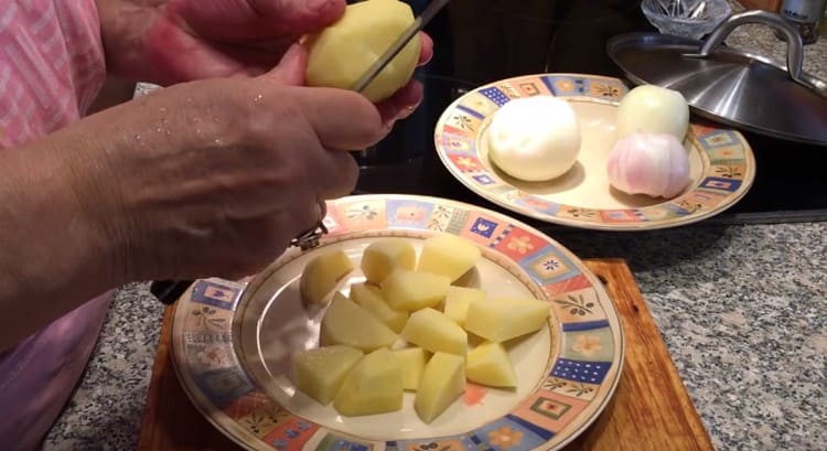 Нарязваме картофите на доста големи парчета.