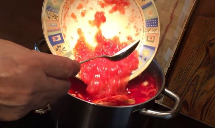 Sekoita marinoidun tomaatin massa paistetun tuoreen kanssa ja siirrä se pannuun.
