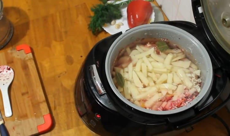 صب جميع مكونات الطبق بالماء المغلي وتشغيل وضع الحساء.