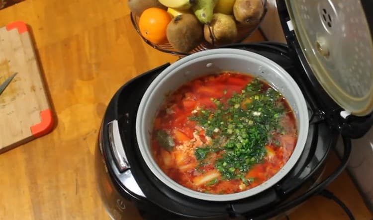 Aggiungi l'aglio tritato al piatto finito. così come le verdure tritate finemente.