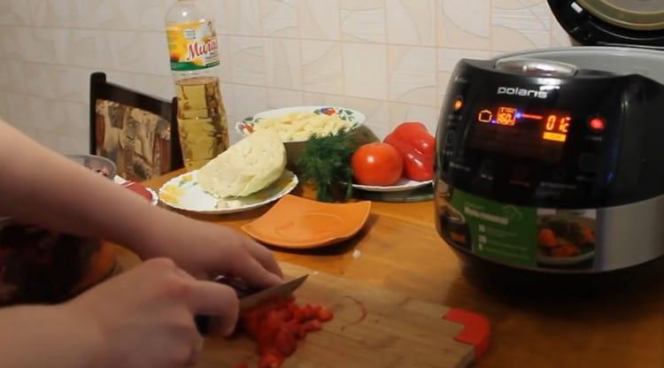 Tagliamo i peperoni a fette, aggiungiamo agli ingredienti preparati.