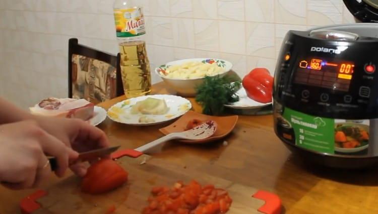 Taglia il pomodoro a dadini e aggiungilo al piatto.