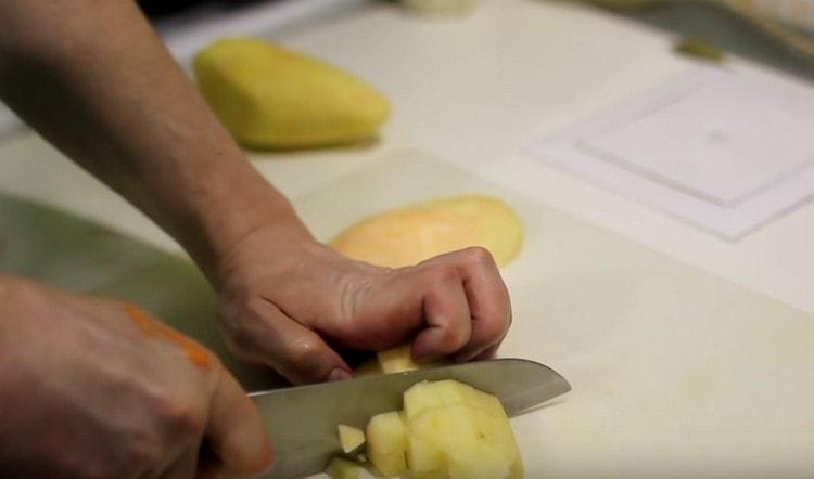 Нарежете картофите.