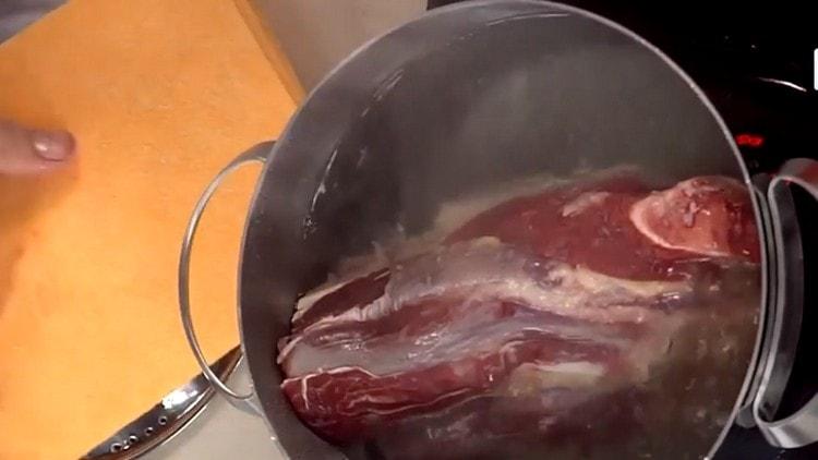 Ensin laita liha keittämään.