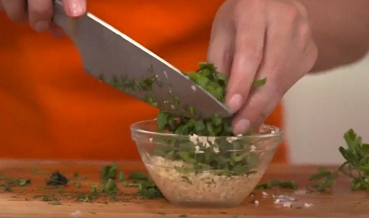 Per preparare l'olio all'aglio, unisci l'olio vegetale con aglio ed erbe tritate.