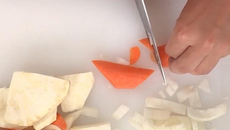 Leikkaa selleri, porkkanat, persiljajuuri.