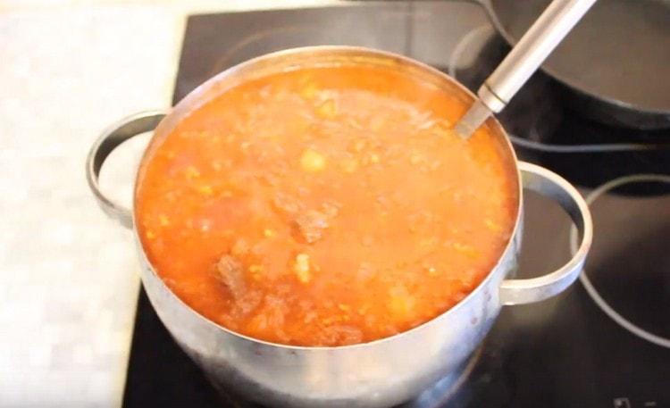 Alla fine, aggiungi l'aglio al borsch per sapore.