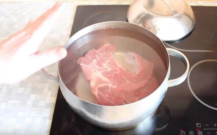 نضع اللحم لطهي الطعام.