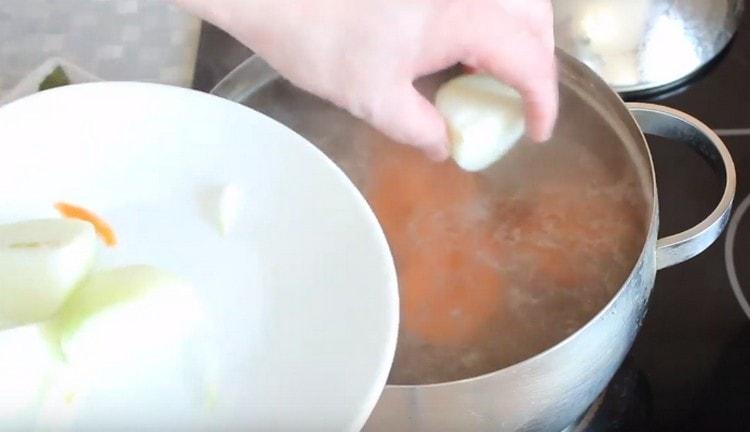 Tritare grossolanamente la cipolla e aggiungerla anche al brodo.