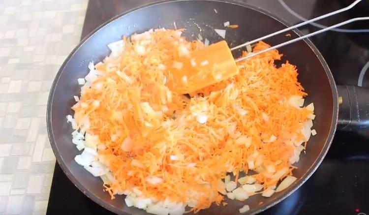 Keittäminen sipuli ja porkkana.
