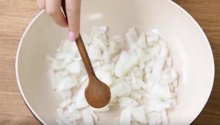 Tritare finemente la cipolla e friggerla in olio vegetale.