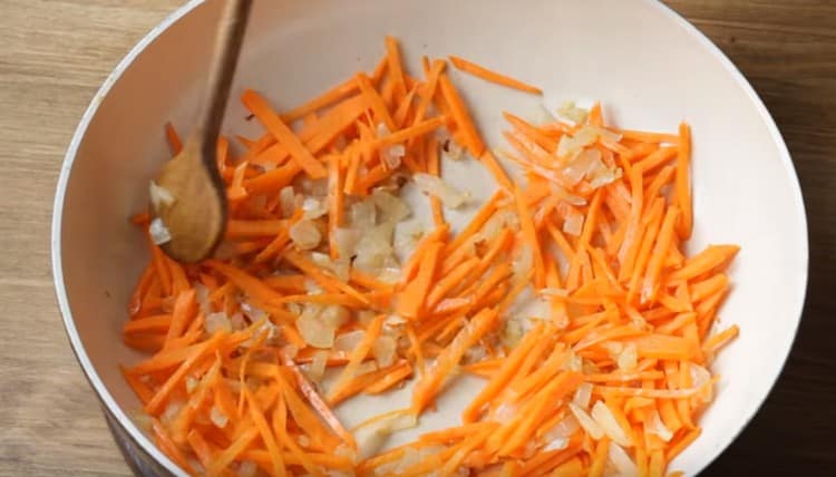 Добавете моркова към лука, оставете да къкри.