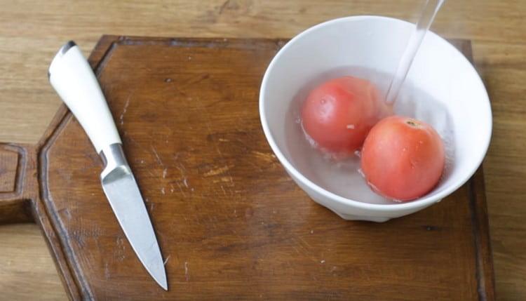 Kaada kiehuvaa vettä tomaattien päälle.