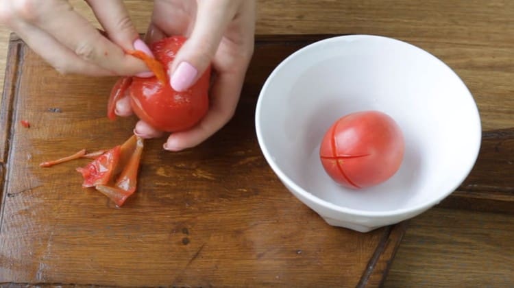 Nach dem Kochen von Wasser ist es einfacher, Tomaten zu schälen.