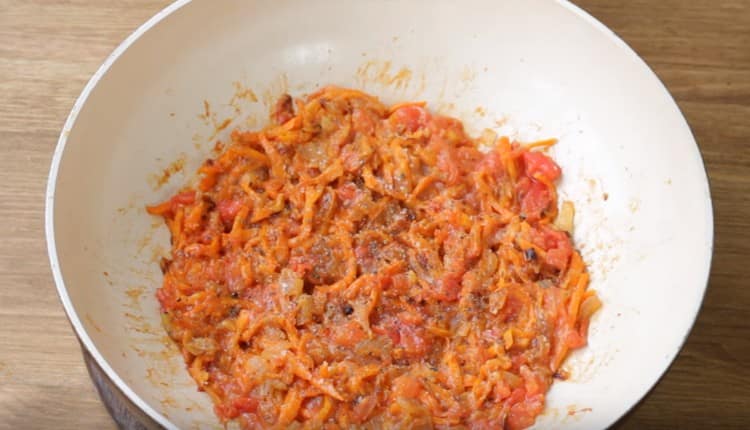 Добавете нарязаните домати при печенето, гответе още няколко минути.