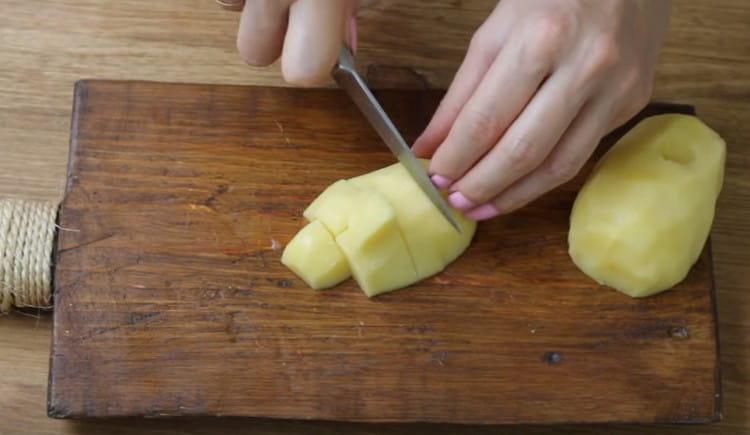 نقطع البطاطس إلى قطع صغيرة.
