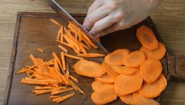 Нарязваме на ситно моркова.