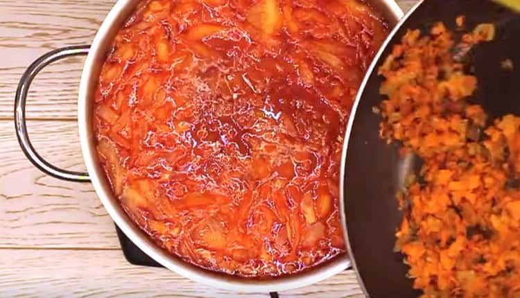 Βάλτε το τηγάνισμα των καρότων και των κρεμμυδιών σε ένα τηγάνι.