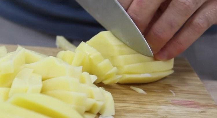 Нарежете картофите на филийки.