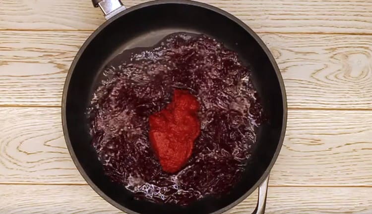 Värin säilyttämiseksi lisää etikkaa ja tomaattipastaa punajuuriin.