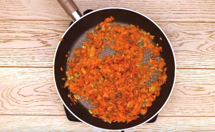 Aggiungi la carota alla cipolla e porta la frittura alla prontezza.