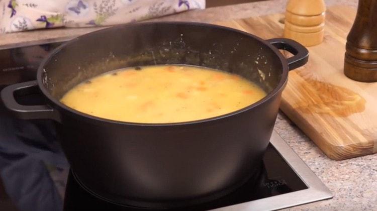 La zuppa di piselli affumicata è pronta.