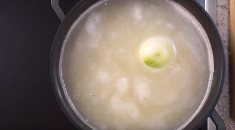 Aggiungere immediatamente la cipolla e l'aglio nella padella.