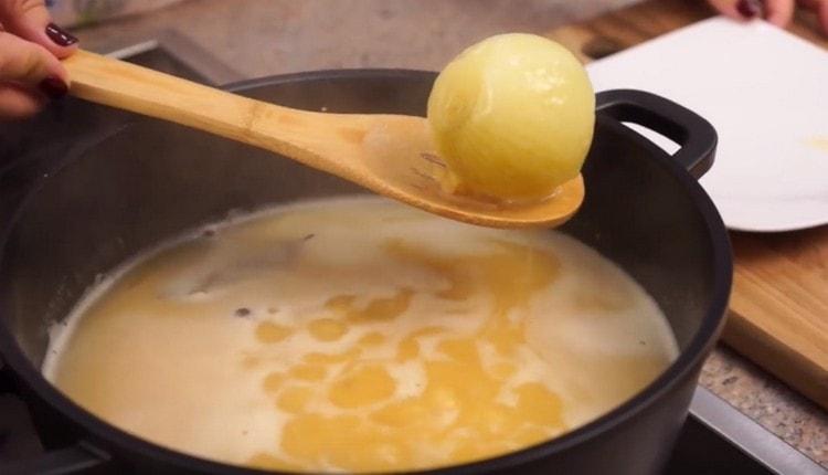 Wenn die Erbsen gekocht sind, entfernen Sie die Zwiebel aus der Brühe.