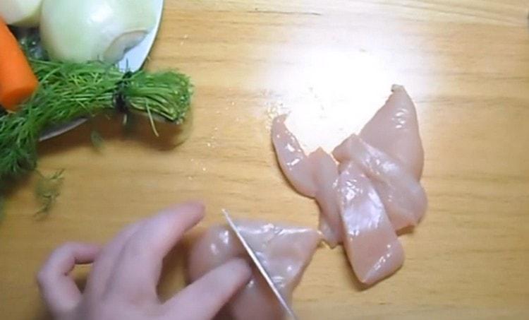 Nakrájejte kuře na malé kousky.