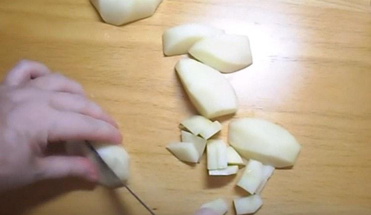 Wir schneiden auch Kartoffeln.