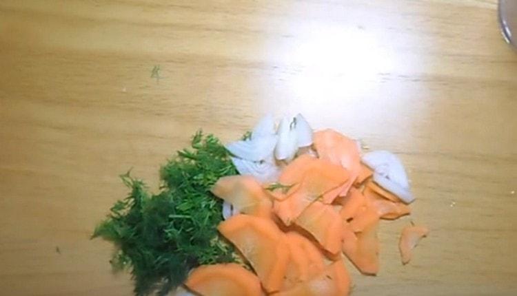 Нарежете лука, морковите и копъра.
