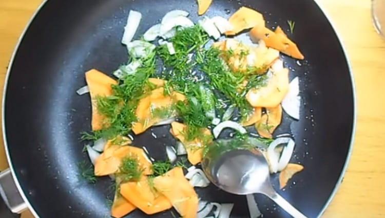 Gemüse und Dill kochen.