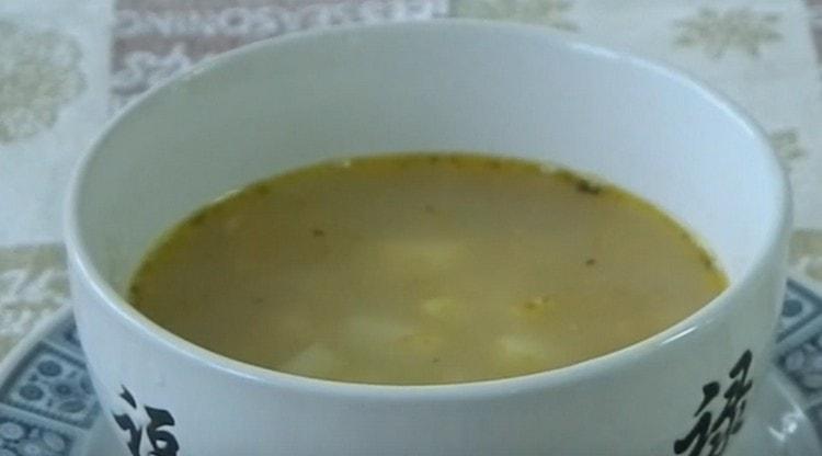 Αρωματική σούπα μπιζελιού με χοιρινό έτοιμο.