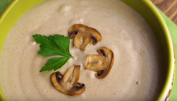 Quando servi una zuppa di funghi con funghi prataioli, puoi decorare con fette di funghi fritti.