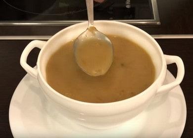 Voňavá houbová polévka ze sušených hříbků: recept s fotografiemi krok za krokem.
