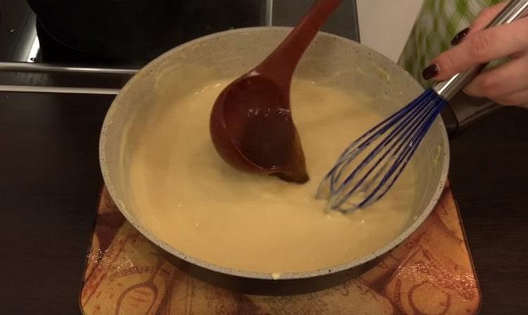 Introduciamo il brodo nella base di crema pasticcera, mescolando tutto con una frusta.