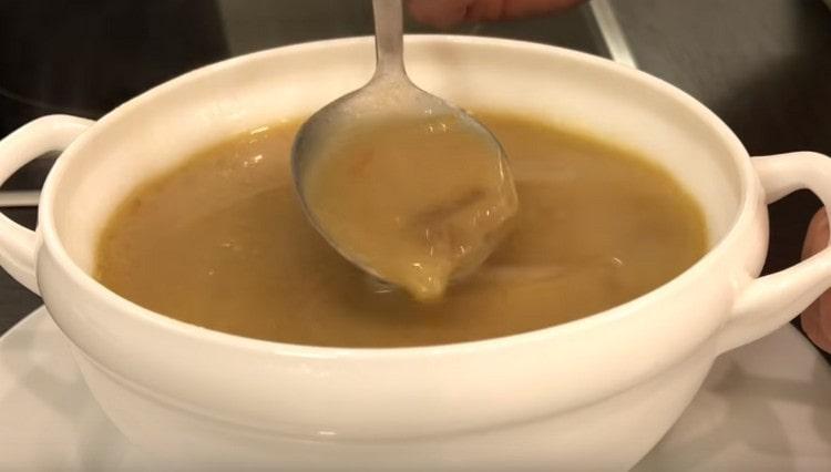 Né patate né cereali vengono aggiunti alla zuppa di funghi porcini secchi.